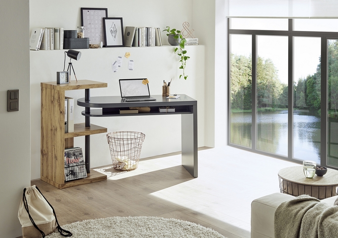 Bureau droit moderne en bois clair dans un séjour